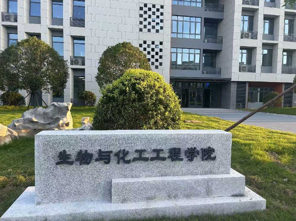 鹤城区扬州职业大学体育场高杆灯项目
